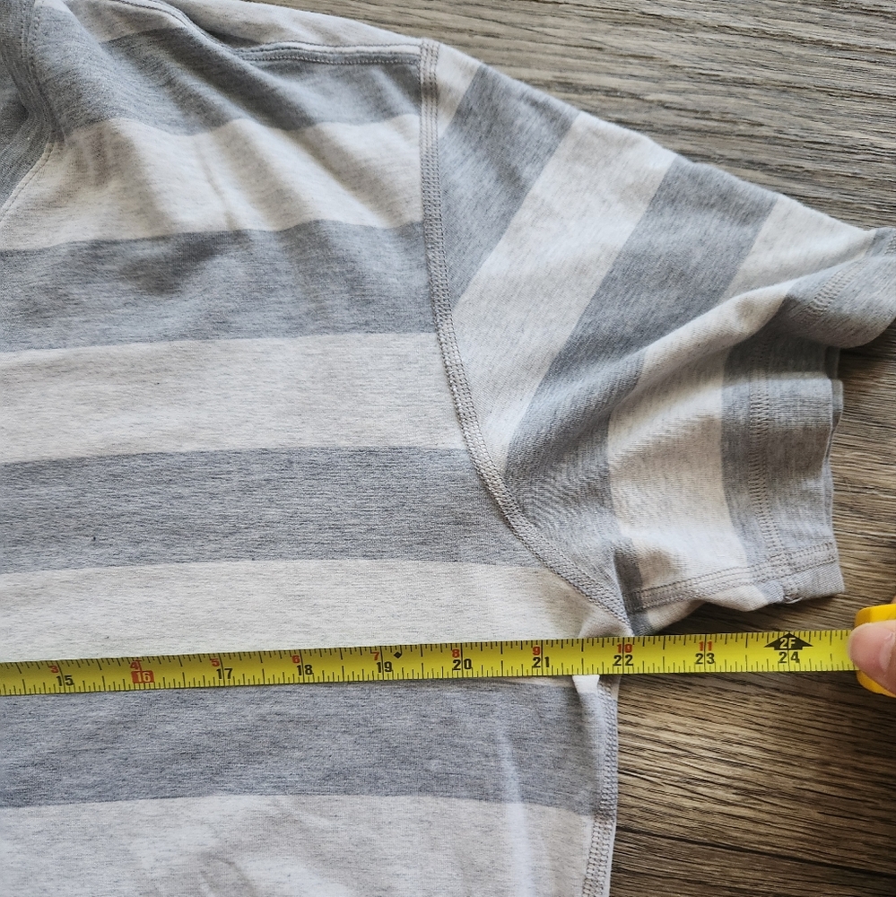 Lululemon Shirt Large Short Sleeve V-Neck Striped Relaxed Fit Athleisure - Picture 4 of 7